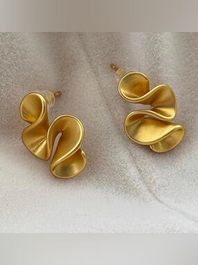 NEW large Yellow Gold Plated Sculptural Wave Stud Earrings 13.5mm * 20.2mm